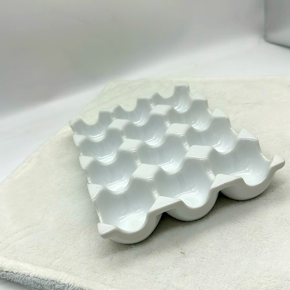 HIC Porcelain/Ceramic Kitchen Crate Fine White Holds 1-Doz. Eggs - Picture 3 of 8